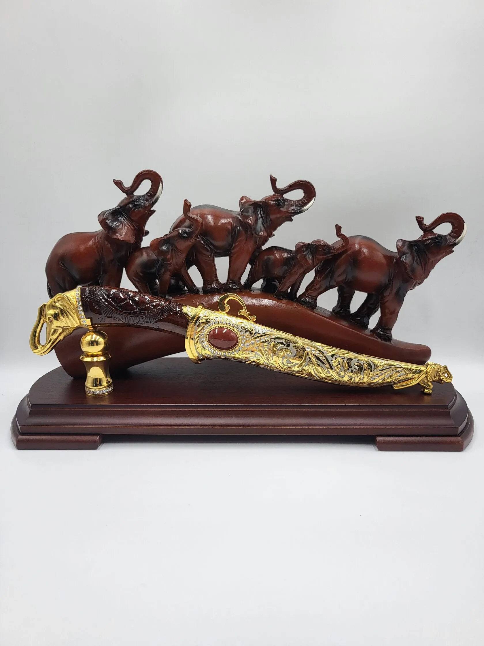 Нож на подставке "Слоны"